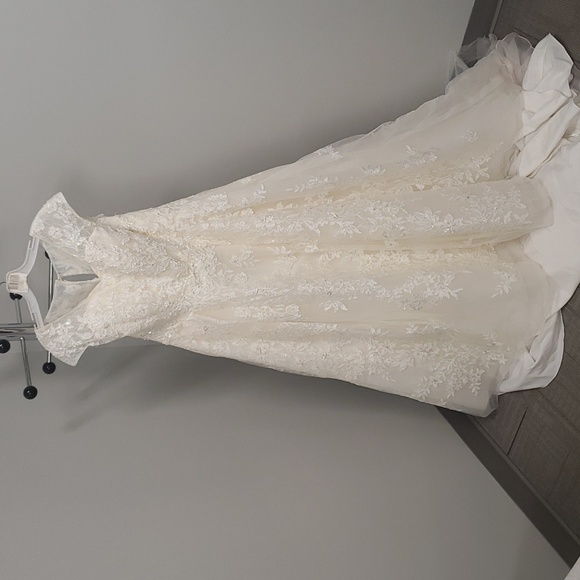 Pre-Owned Oleg Cassini Plus Size Wedding Dress - Picture 5 of 9